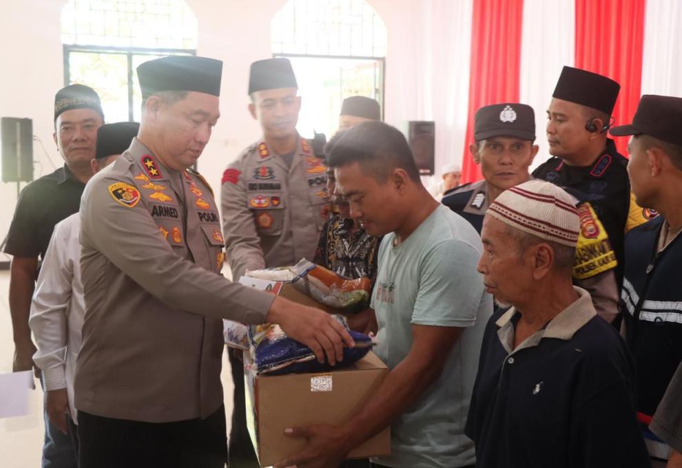 Giliran Warga Kaur Terima 100 Paket Sembako Kapolda Bengkulu dalam Bulan Bakti Ramadhan