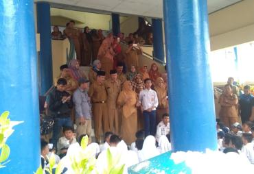 Siswa - Siswi SMPN 3 Saat Mendatangi Kantor Dinas Pendidikan dan Kebudayaan kota Bengkulu 