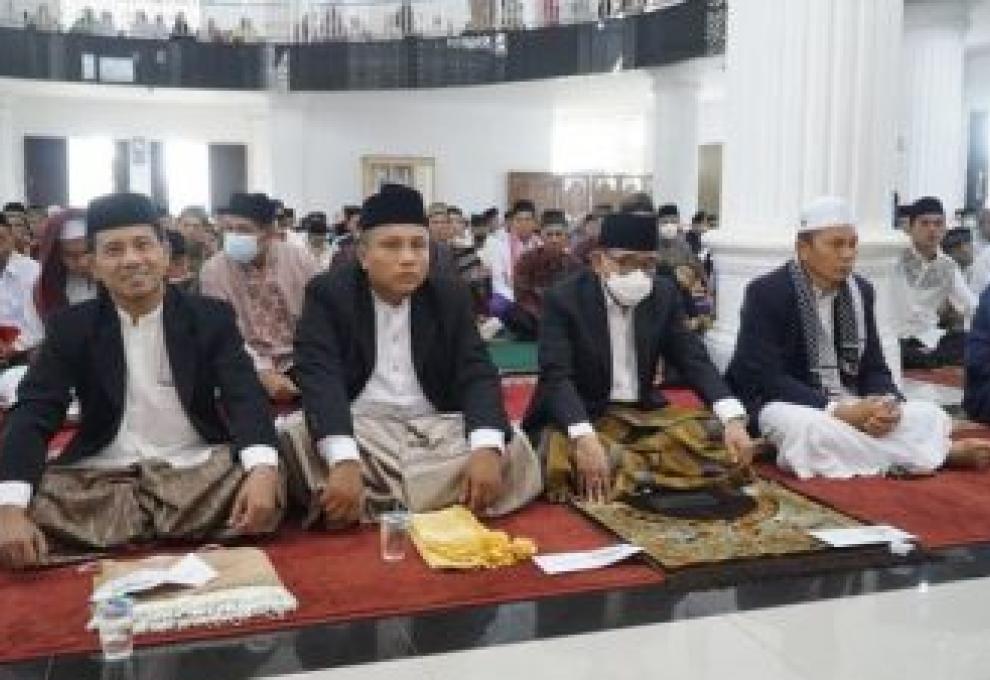 Di Masjid Agung Baitul Hikmah, Bupati Kepahiang Laksanakan Solat Idul Fitri 1443 H 