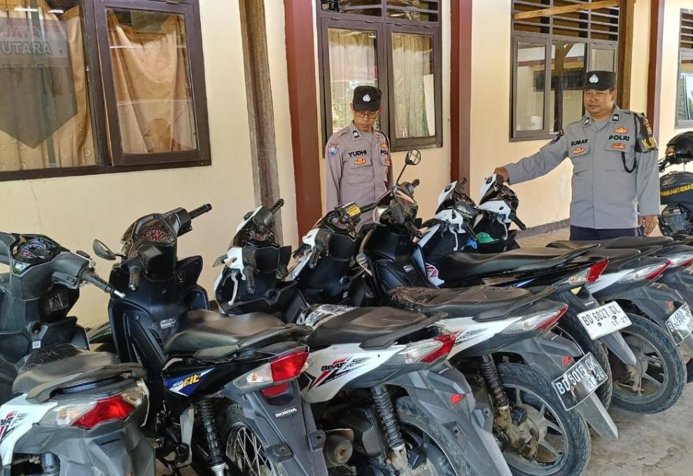 Personel Polsek Padang Jaya Lakukan Pengecekan Ranmor Titipan Warga Masyarakat Yang Mudik di Mako