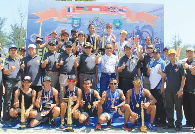 Foto Bersama dengan Para Juara Bengkulu Triathlon 2017
