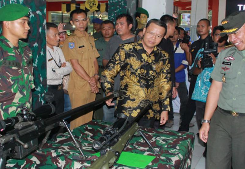 Plt Gubernur Bengkulu saat melihat acara pameran Alat Utama Sistem Persenjataan (Alutsista) yang digelar Komando Resort Militer 041 Gamas