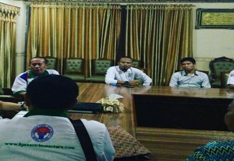 Plt Gubernur Bengkulu Rohidin Mersyah saat menerima kunjungan panitia Liga Santri Nusantara, Rabu, (09/08/2017)