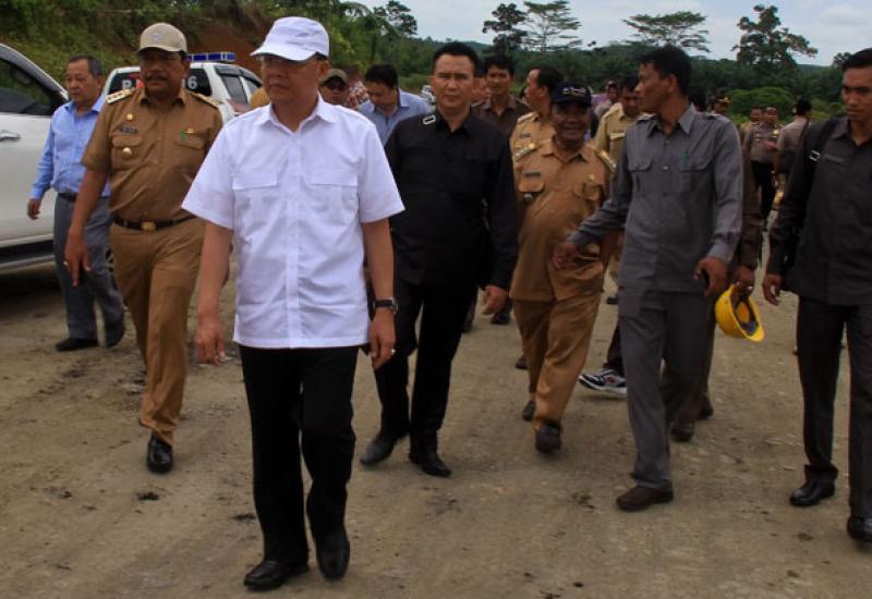 Plt Gubernur Bengkulu Rohidin Mersyah saat meninjau lokasi, Rabu (30/08/2017).