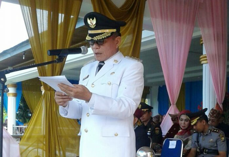 Bupati Bengkulu Selatan Dirwan Mahmud menyampaikan capaian prestasi selama menjabat saat upacara peringatan HUT BS ke-69