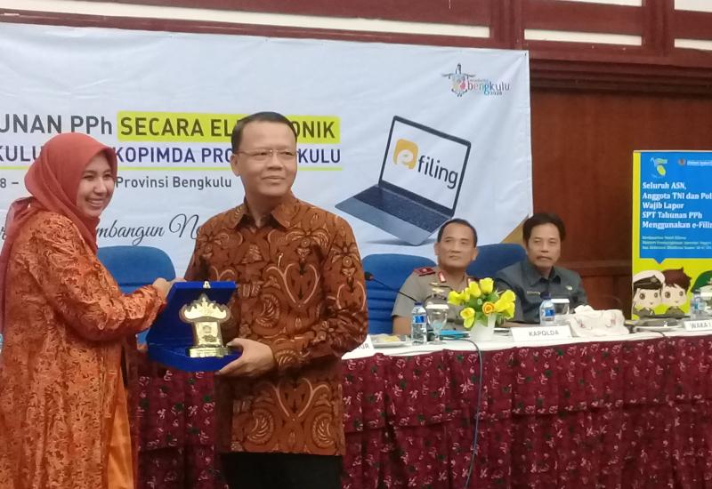 Rohidin Mersyah menerima cindra mata dari Kepala Kanwil Direktorat Pajak Bengkulu Lampung, Erna Sulistio Watu