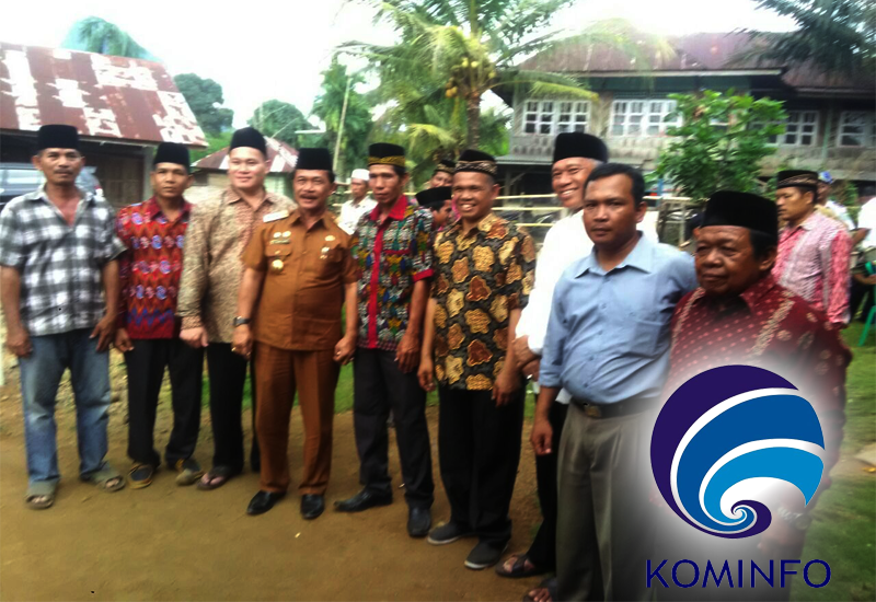 Bupati Bengkulu Tengah Ferry Ramli mengunjungi Keluarga Besar   Raden Sandang di Desa Rajak Besi, Kecamatan Merigi Sakti, Senin (19/03/2018)