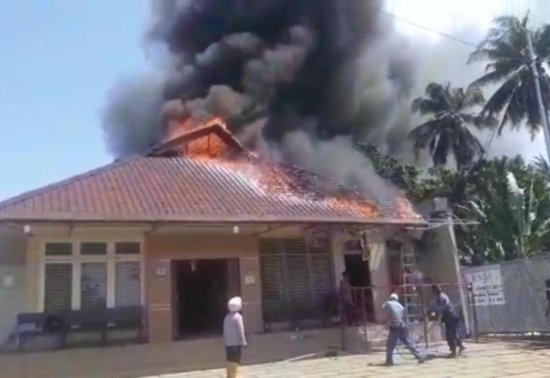 Api menghanguskan bangunan klinik. Foto Rori