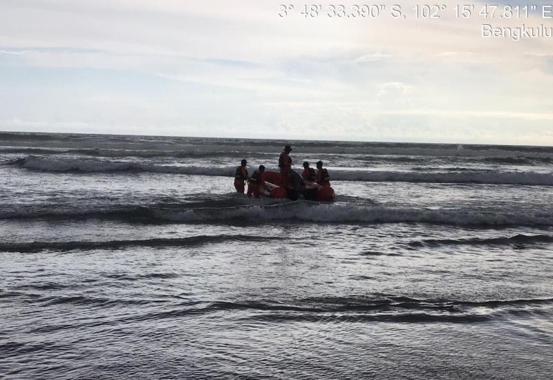 Tim SAR gabungan masih melakukan penyisiran di perairan pantai panjang dan sekitarnya, guna mencari korban yang  dinyatakan hilang. Foto Kantor SAR Bengkulu