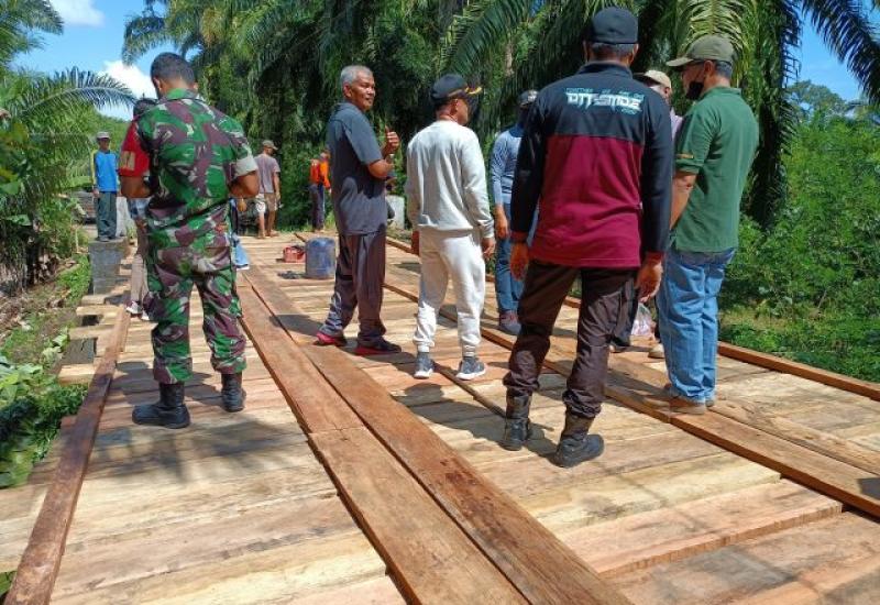 Pemkab BS dan Warga Gotong Royong Perbaiki Jalan Desa Cinto Mandi – Telaga 