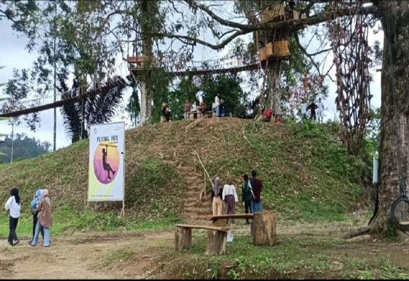 Bupati Bengkulu Selatan Gusnan Mulyadi mengunjungi Desa Lubuk Langkap, Kecamatan Air Nipis yang merupakan salah satu Destinasi wisata Desa Digital dan Desa Wisata (DeDi DeWi) di Kabupaten Bengkulu Selatan, Senin (8/5)