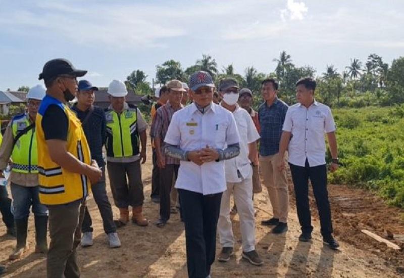 Bupati Bengkulu Selatan Gusnan Mulyadi meninjau ke lokasi pembangunnan Tebat Gelumpaim, Sabtu (21/5) yang akan dijadikan waduk penampung air (resapan) dan destinasi wisata