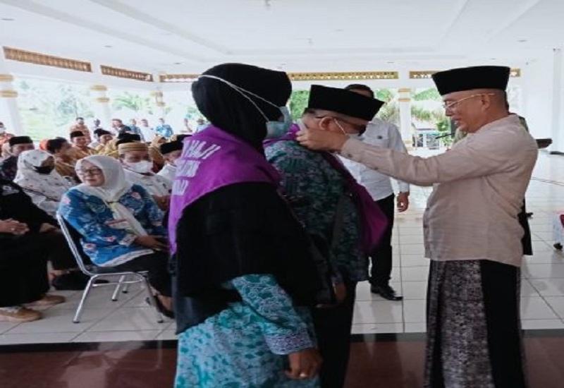 Bupati Bengkulu Selatan Gusnan Mulyadi melepas keberangkatan 59 Jemaah Calon Haji (JCH) Kabupaten Bengkulu Selatan di Balai Sekundang, Rabu   (8/6).