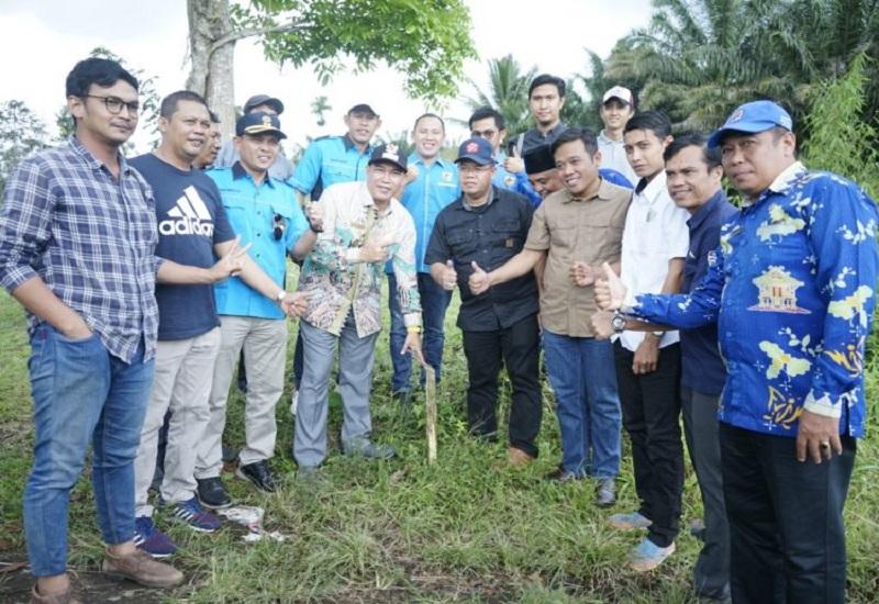 Wakil Bupati Kabupaten Kepahiang Zurdi Nata besama rombongan   meninjau lokasi titik nol pembangunan stadion mini di Kelurahan Padang Lekat   Kepahiang, Kamis (01/09).