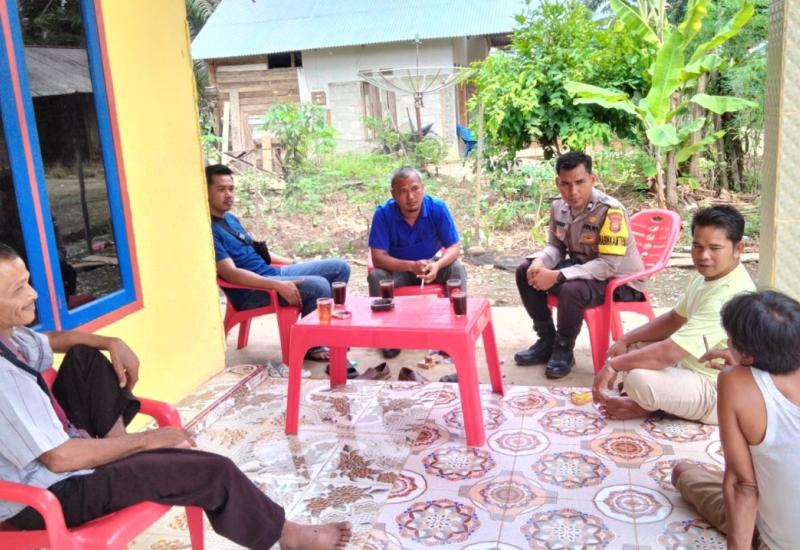 Bhabinkamtibmas Polsek Pondok Suguh Sambang Warga Desa Binaan di Desa Teluk Bakung