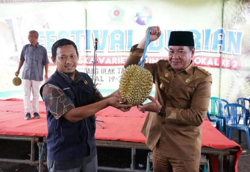 Plt Gubernur Bengkulu Rojansyah Saat Menghadiri Festival Durian Di PUT
