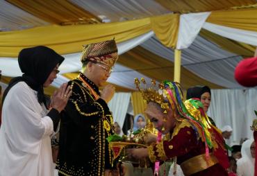 Plt Gubernur Bengkulu Rohidin Mersyah Saat Disambut Dengan Tari Sekapur Sirih