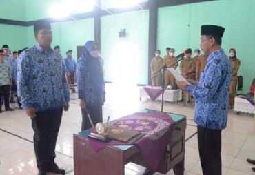 Sekretaris Daerah (Sekda) Bengkulu Selatan Sukarni Dunip, melantik dan mengambil sumpah jabatan kepada 149 Pejabat Administrasi Struktural Eselon IV di lingkup Pemerintah Kabupaten Bengkulu Selatan yang telah dikonversi ke dalam jabatan fungsional untuk penyederhanaan birokrasi, Senin (30/5).