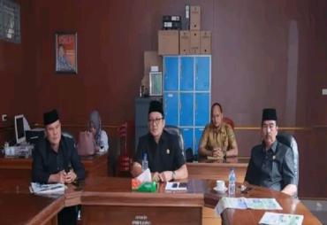 Komisi III Dewan Perwakilan Rakyat Daerah (DPRD) Kabupaten Bengkulu Selatan menggelar rapat kerja   bersama Kepala Kantor BPJS Kesehatan Bengkulu Selatan, Nanang Jayadi di gedung rapat DPRD, Selasa (12/7).