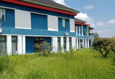 Gedung DPRD Bengkulu Tengah Ditumbuhi Banyak Rumput Liar