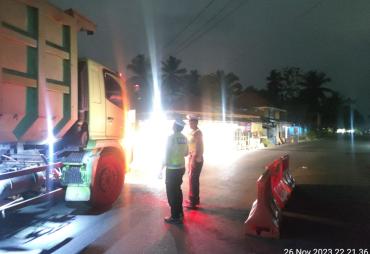 Gerak Cepat Piket Sat Lantas Polres Bengkulu Utara Urai Kemacetan Pada Jalan Terhalang Tronton Terguling