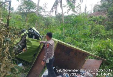 Lagi-Lagi Dump Truck Masuk Jurang, Tim Laka Sat Lantas Polres Bengkulu Utara Segera Bertindak