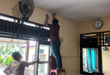 Modernisasi System Keamanan, Polsek Giri Mulya Lakukan Pemasangan CCTV