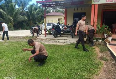 Sinergitas Polisi Bersama Warga, Polsek Muara Sahung Kebersihan Masjid Al-Adam Desa Ulak Bandung Jelang Isra Mikraj 