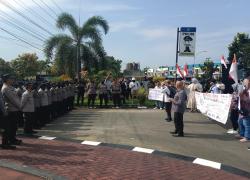 Gerakan Masyarakat Provinsi Bengkulu Peduli Hukum (GMPBPH) menggelar unjuk rasa damai yang dilakukan di 3 lokasi seperti ; Mapolda Bengkulu, DPRD Provinsi Bengkulu dan PLN wilayah Provinsi Bengkulu dengan massa lebih kurang 25 orang, Selasa (27/9).