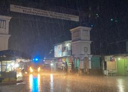 Amankan Penyaluran Sembako, Personel Polres Rejang Lebong Laksanakan Pengaturan Lalin di Perbatasan Curup-Kepahiang